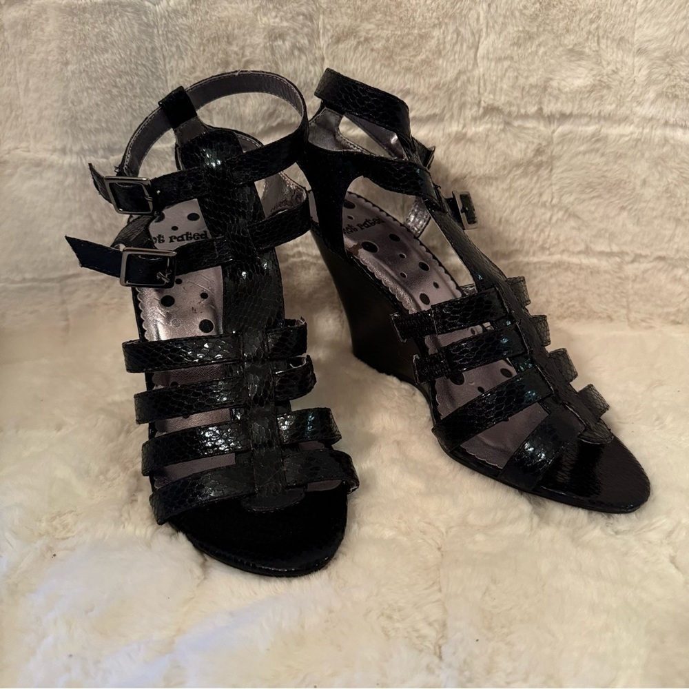 Not Rated Black Snakeskin T-Strap Wedge Sandals Size 7.5 Buckles Goring NEW